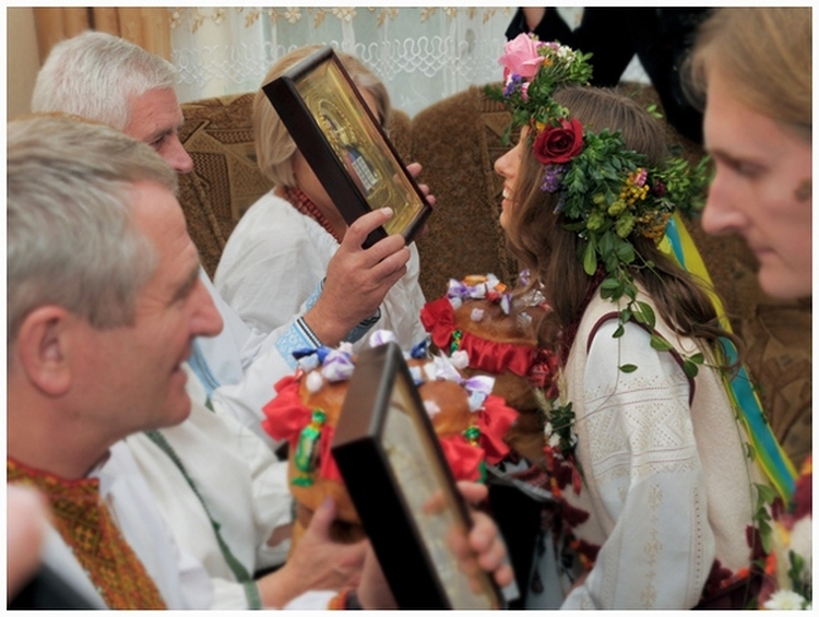 Благословение родителей на свадьбе иконой. Благословение молодых на свадьбе. Иконы для благословения молодых. Благословение родителей. Иконы для благословения на свадьбу.